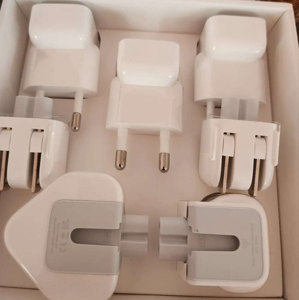 Apple world travel adapter kit - Open Box